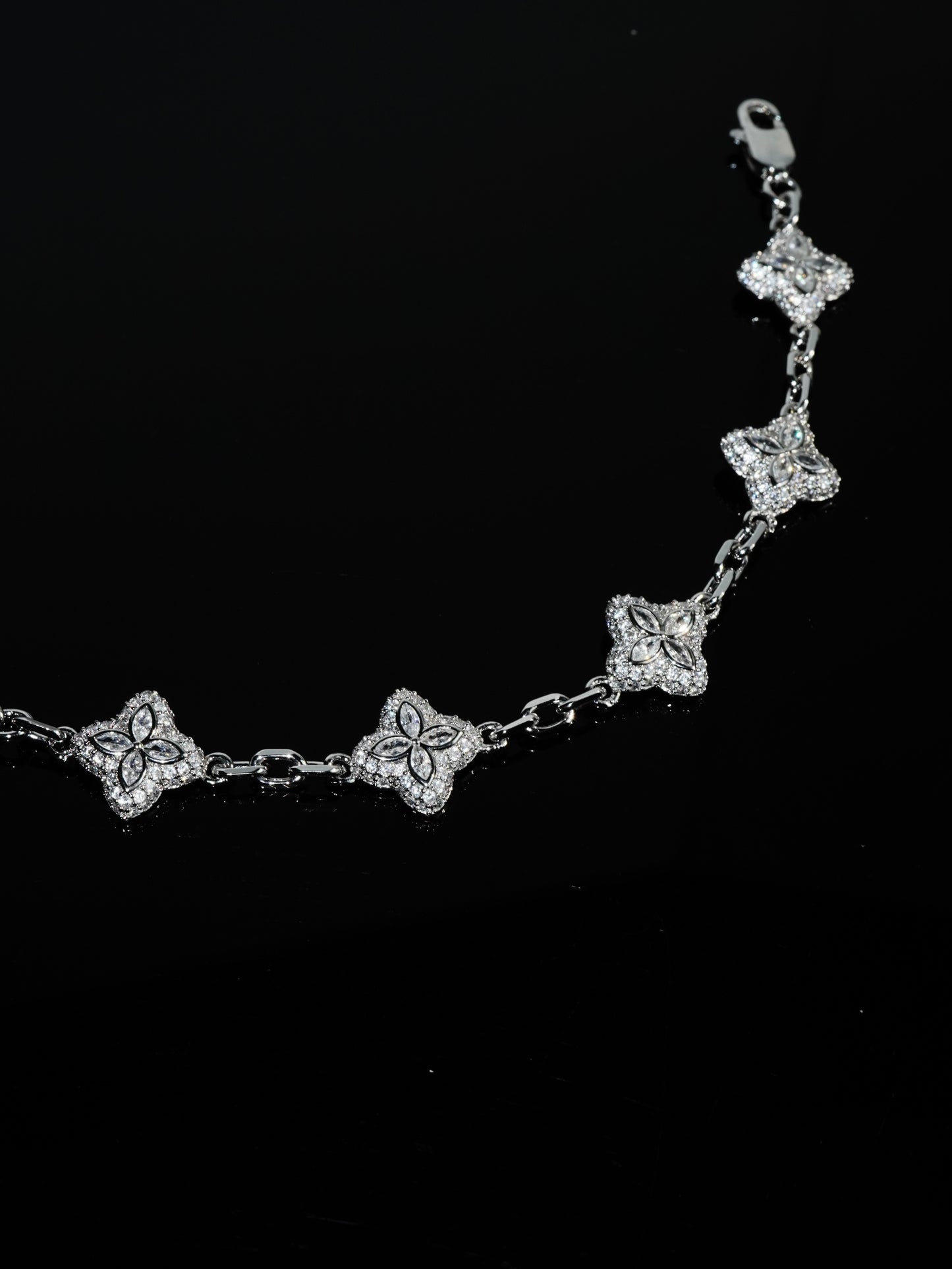 WHITE ICE CLOVER BRACELET